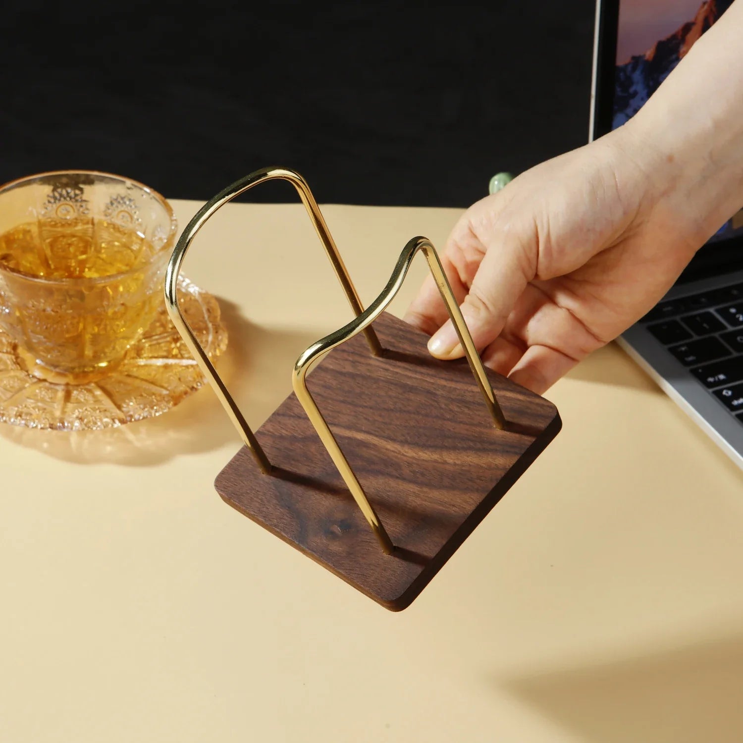 Metal Disposable Cup Storage Holder Water Tea Cups Dispenser Rack Shelf with Wooden Base Mug Display Stand Home Organizer